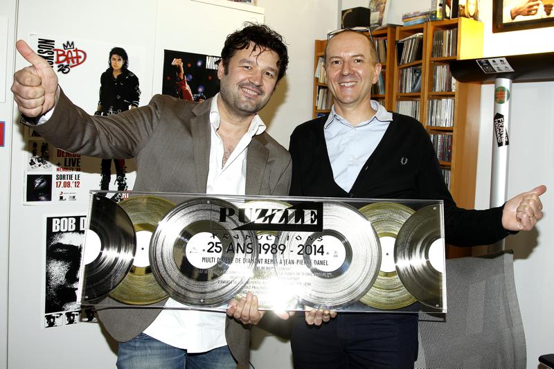15 mai 2014 - Multi disque de diamant pour Jean-Pierre Danel et les 25 ans de sa société Puzzle Productions par le directeur marketing de Sony Music France (3)