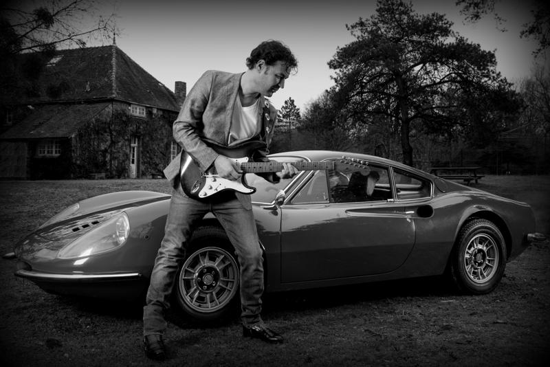 Jean-Pierre Danel et l'une de ses Ferrari de collection, une Dino 1970, notamment utilisée dans le clip de Shazam (2b)